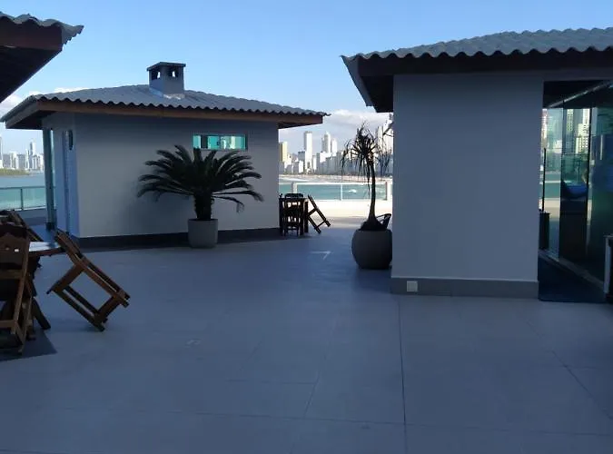 Apart um dormitório com piscina frente mar