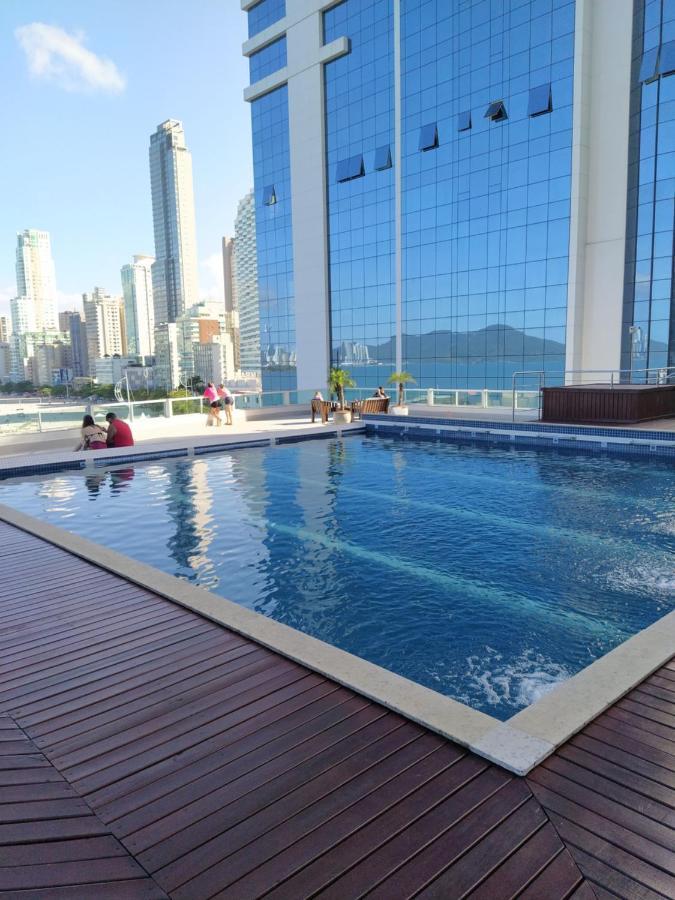 Um Com Piscina Frente Mar Apartamento