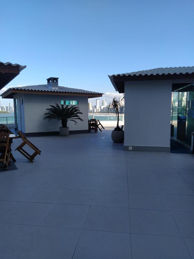 Um Com Piscina Frente Mar *