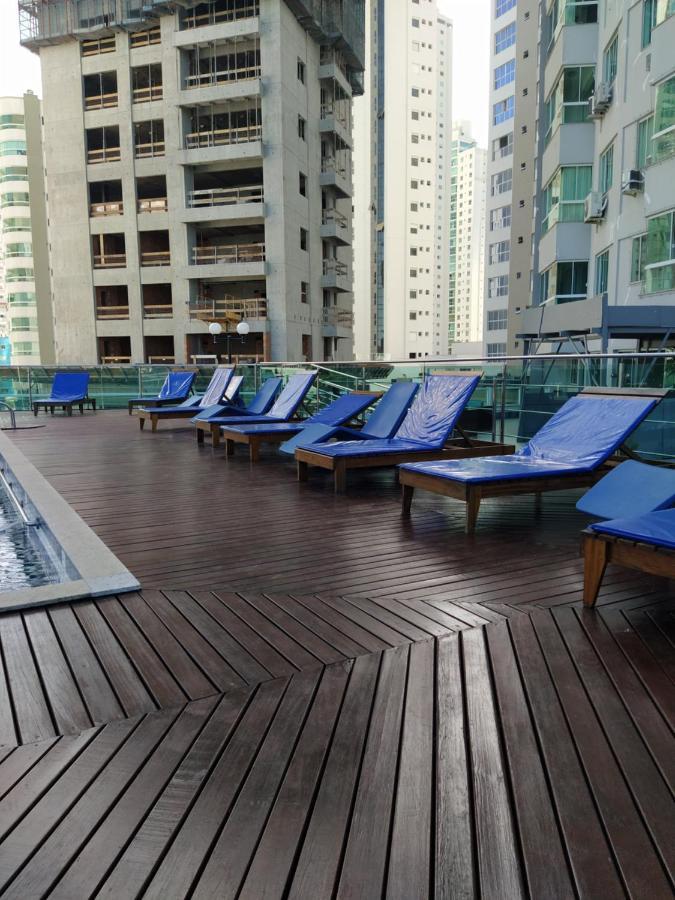 Um Com Piscina Frente Mar Apartamento